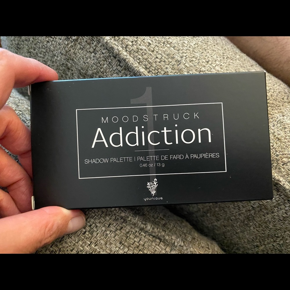 Younique Moonstruck Addiction Shadow Palette #1